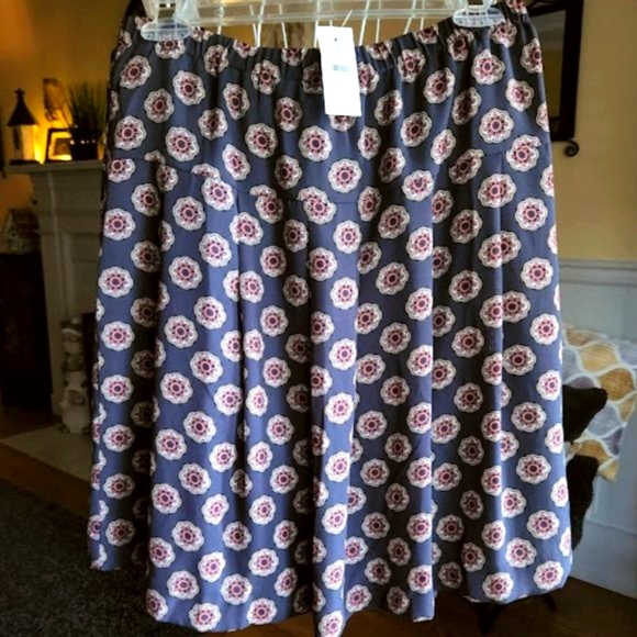 LOFT Dresses & Skirts - NWT Ann Taylor LOFT Outlet sz small gray floral print skirt